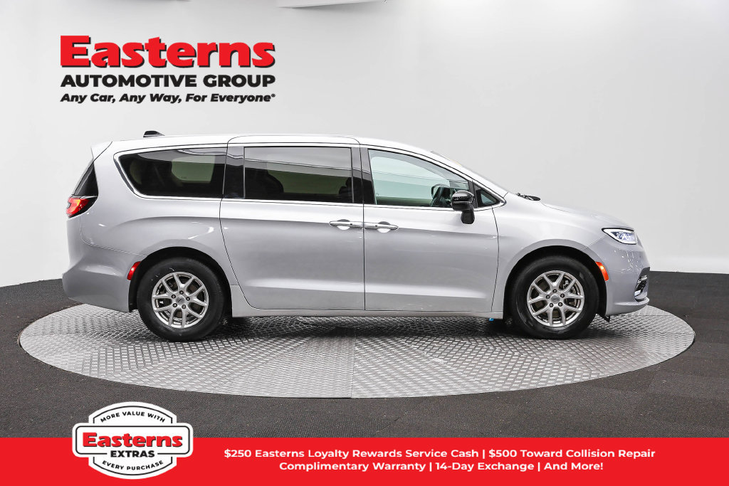 Used 2024 Chrysler Pacifica Touring-L FWD image 5
