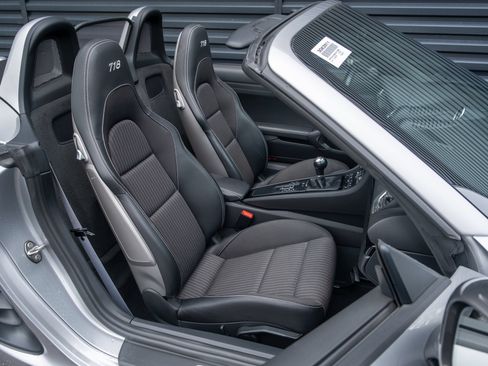 Certified 2020 Porsche 718 Boxster RWD image 37