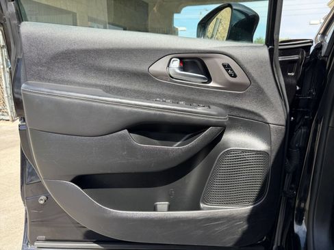 Used 2025 Chrysler Pacifica Select FWD image 15