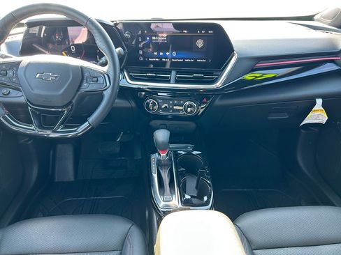 Certified 2025 Chevrolet Trax RS w/ Sunroof Package FWD image 15