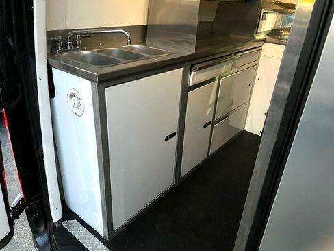 Used 2020 Mercedes-Benz Sprinter 4500 image 32
