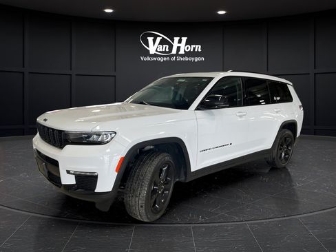 Used 2022 Jeep Grand Cherokee L Limited w/ Black Appearance Package AWD/4WD image 3