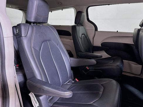 Used 2017 Chrysler Pacifica Touring-L FWD image 26
