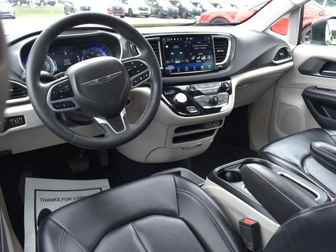 Used 2023 Chrysler Pacifica Touring-L FWD image 25