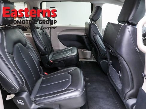 Used 2023 Chrysler Pacifica Touring-L FWD image 22