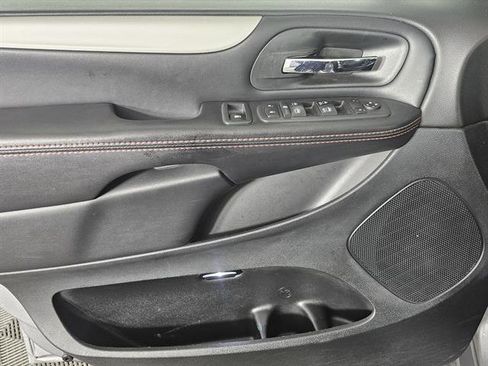 Used 2019 Dodge Grand Caravan GT image 41