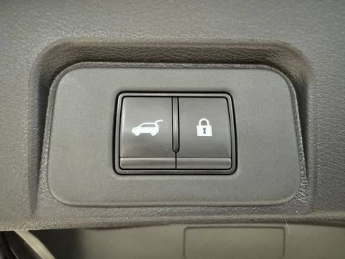 Used 2025 Nissan Rogue SV FWD image 22