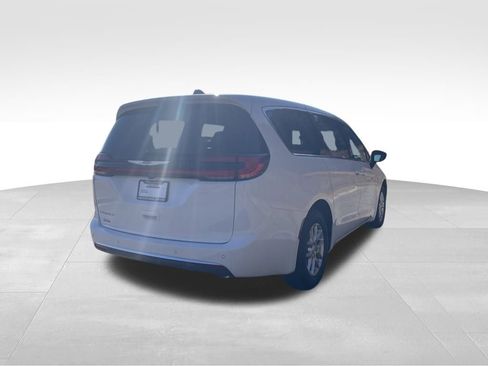 New 2026 Chrysler Pacifica Select image 5