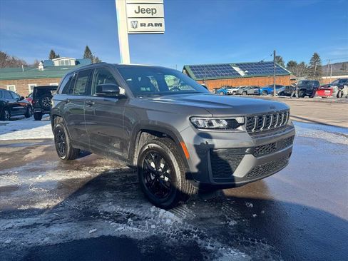 Used 2026 Jeep Grand Cherokee 4WD image 3