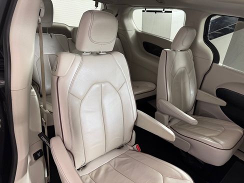 Used 2018 Chrysler Pacifica Limited FWD image 23