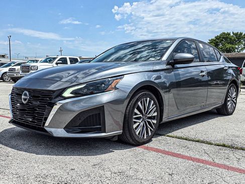 Used 2023 Nissan Altima 2.5 SV FWD image 3