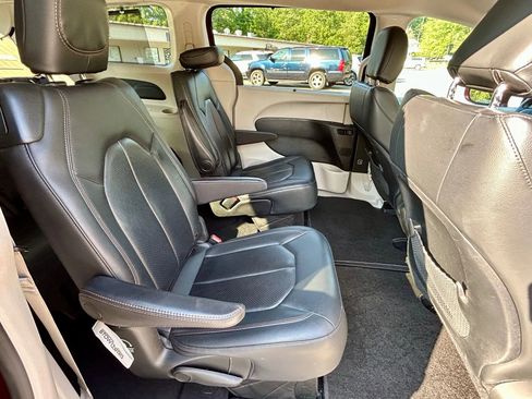 Used 2020 Chrysler Pacifica Touring-L image 17