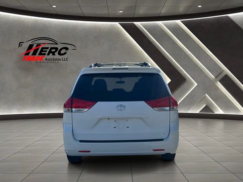Used 2011 Toyota Sienna XLE w/ XLE Navigation Pkg FWD image 9