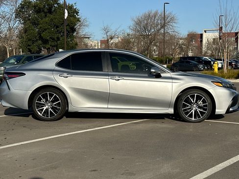 Used 2021 Toyota Camry SE image 3