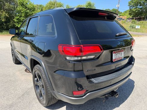 Used 2019 Jeep Grand Cherokee Laredo AWD/4WD image 3