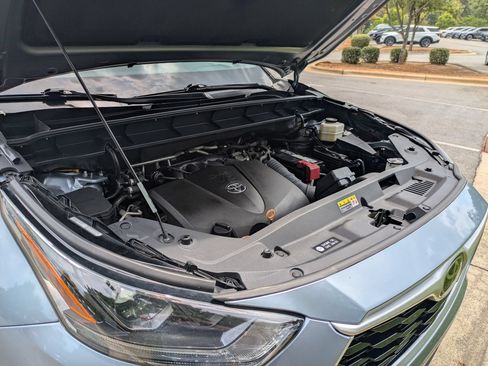 Used 2021 Toyota Highlander XLE FWD image 39