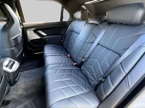 Used 2025 BMW i7 xDrive60 RWD image 18