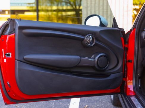 Used 2019 MINI Cooper 2-Door Hardtop image 4