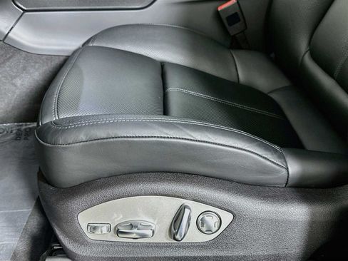 Certified 2026 Porsche Macan AWD/4WD image 12