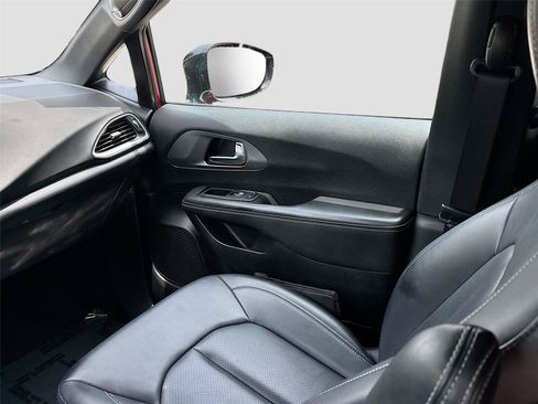 Used 2025 Chrysler Pacifica Select FWD image 23