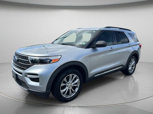 Used 2020 Ford Explorer XLT w/ Equipment Group 202A AWD/4WD image 3