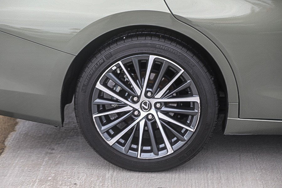 Certified 2025 Lexus ES 300h w/ Premium Package FWD image 11