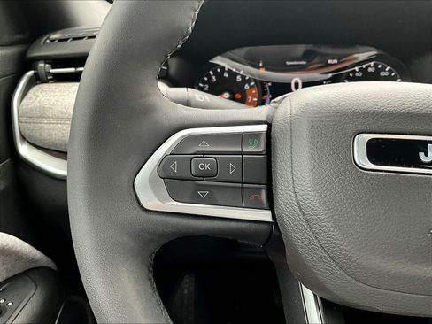 Used 2023 Jeep Compass Latitude AWD/4WD image 11