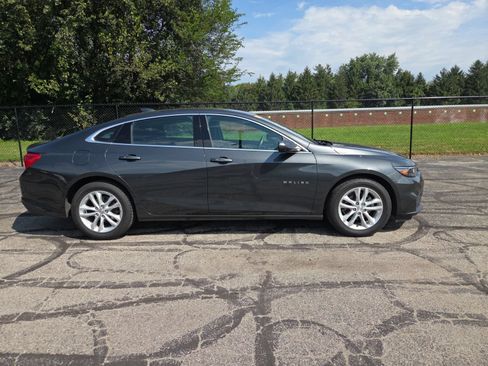 Used 2018 Chevrolet Malibu LT FWD image 2
