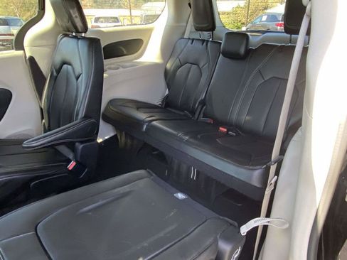 Used 2024 Chrysler Pacifica Touring-L image 14