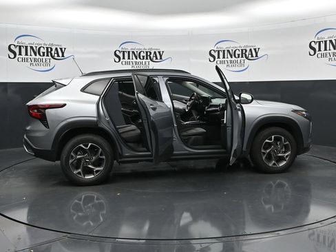 Used 2024 Chevrolet Trax LT w/ Sunroof Package FWD image 36