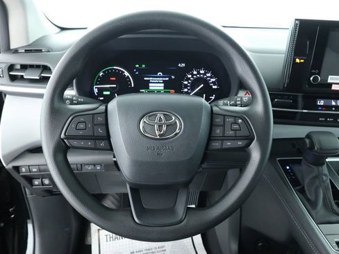 Used 2025 Toyota Sienna LE image 10