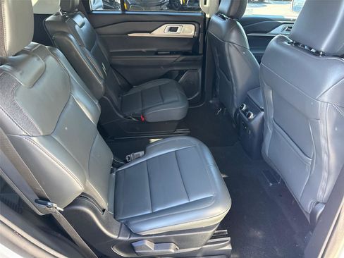 Used 2025 Ford Explorer Active w/ Active Comfort Package image 18