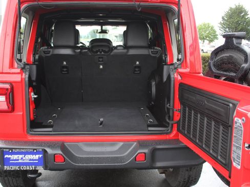Used 2018 Jeep Wrangler Unlimited Sahara w/ Uconnect 4C Nav & Sound Group AWD/4WD image 18