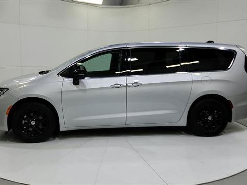 Used 2024 Chrysler Pacifica Touring-L FWD image 42