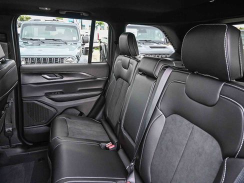 New 2025 Jeep Grand Cherokee Altitude image 21