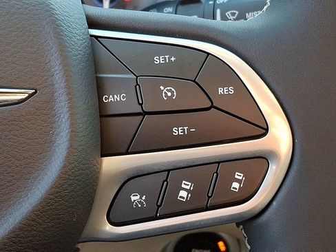 Used 2023 Chrysler Pacifica Touring-L FWD image 19