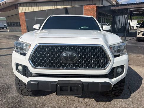 Used 2018 Toyota Tacoma TRD Off-Road AWD/4WD image 3
