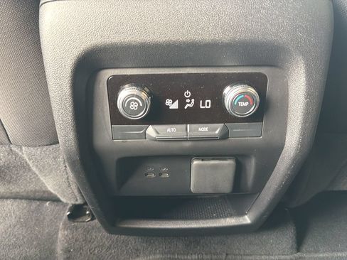 Used 2025 GMC Acadia Elevation AWD/4WD image 17