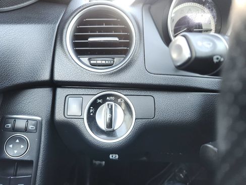 Used 2013 Mercedes-Benz C 250 Sedan image 22
