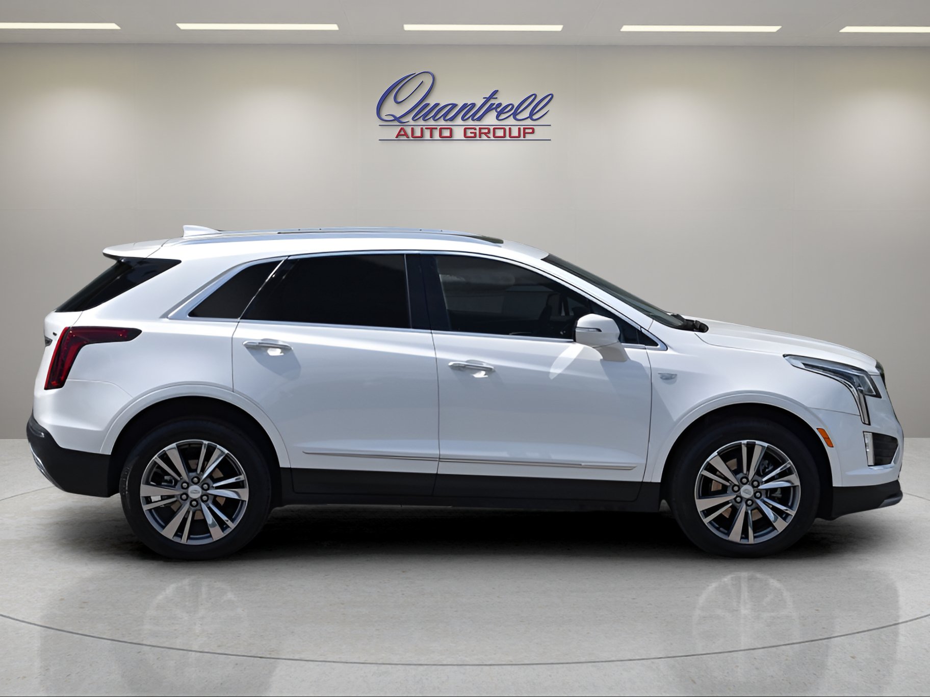 Used 2025 Cadillac XT5 Premium Luxury FWD image 3