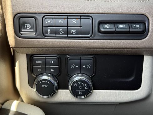Used 2024 GMC Yukon XL Denali AWD/4WD image 21