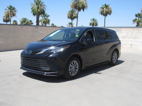 Used 2023 Toyota Sienna LE FWD image 1