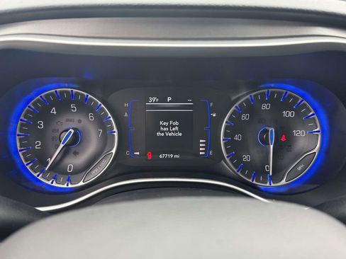 Used 2020 Chrysler Pacifica Touring-L image 24