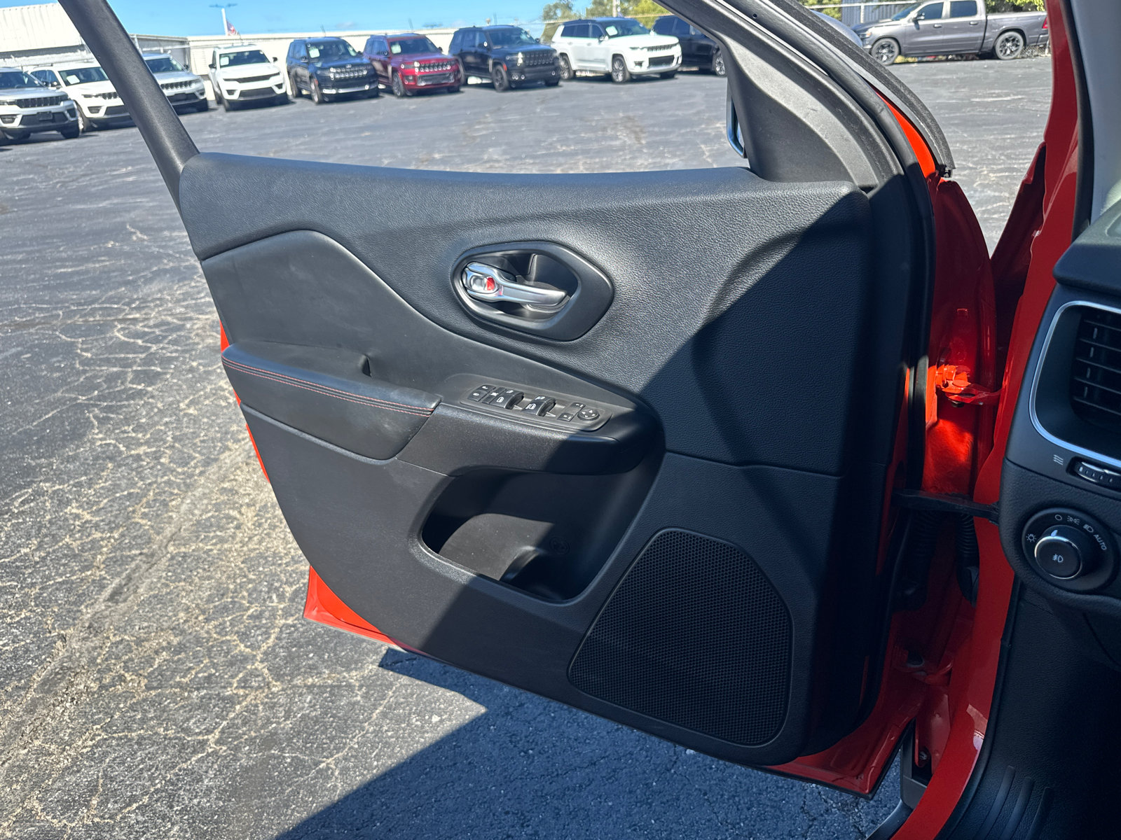 Used 2021 Jeep Cherokee Trailhawk AWD/4WD image 16