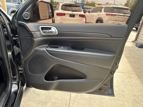 Used 2018 Jeep Grand Cherokee Laredo AWD/4WD image 16