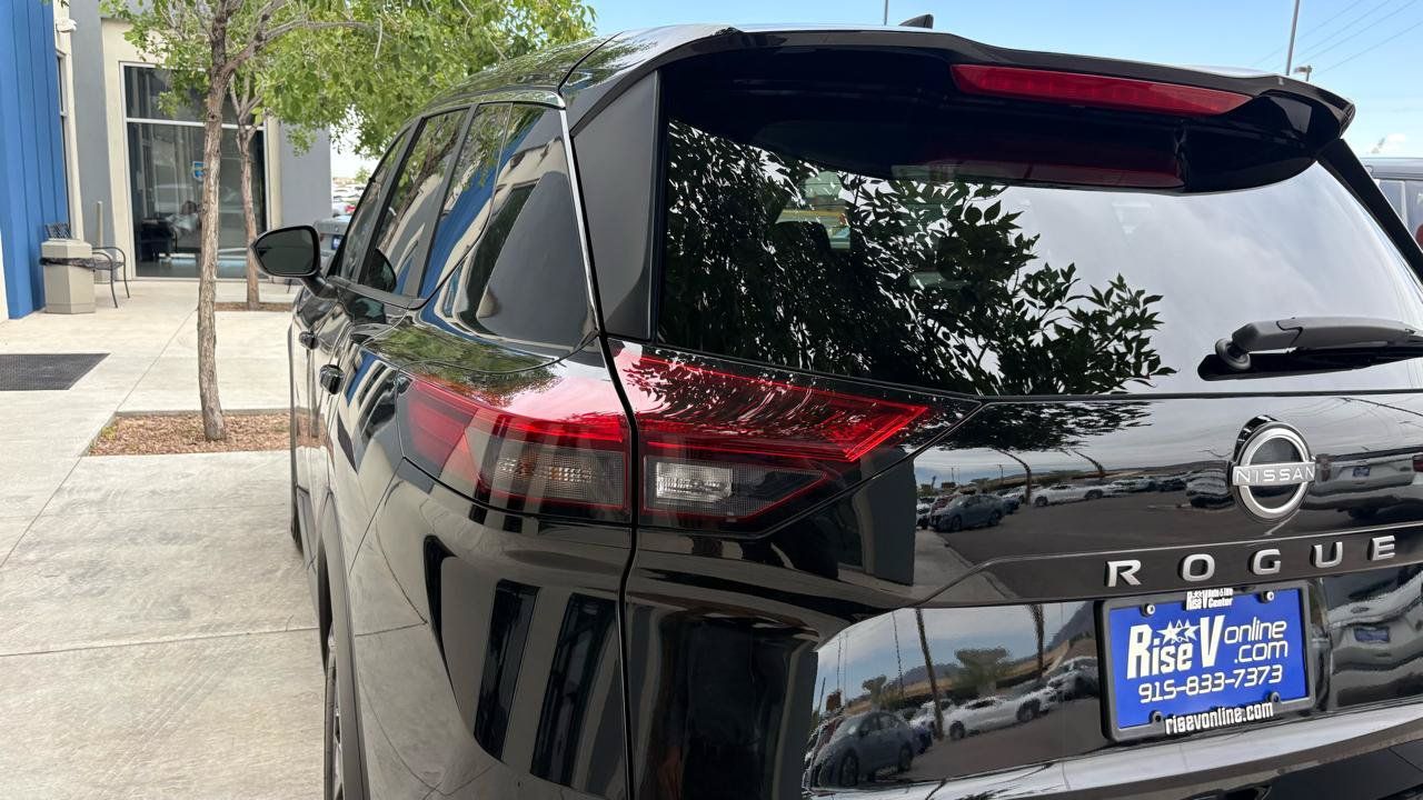 Used 2025 Nissan Rogue SV FWD image 13