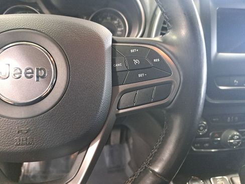 Used 2020 Jeep Cherokee Latitude Plus w/ Comfort/Convenience Group AWD/4WD image 19