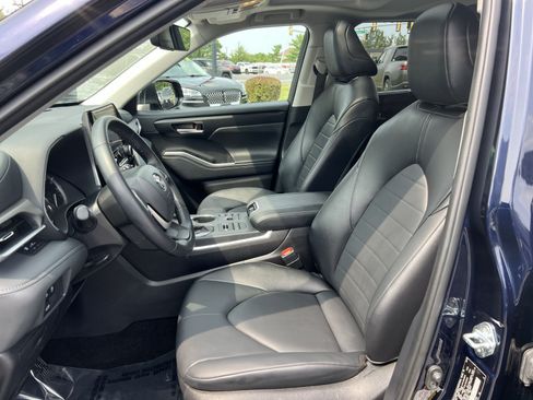 Used 2025 Toyota Highlander XLE AWD/4WD image 13