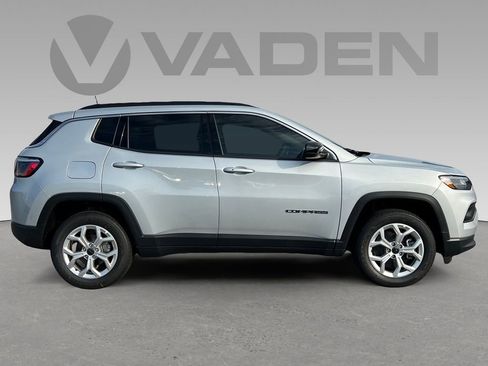 New 2025 Jeep Compass Latitude image 2
