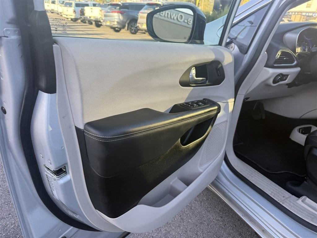 Used 2024 Chrysler Pacifica Touring-L FWD image 12